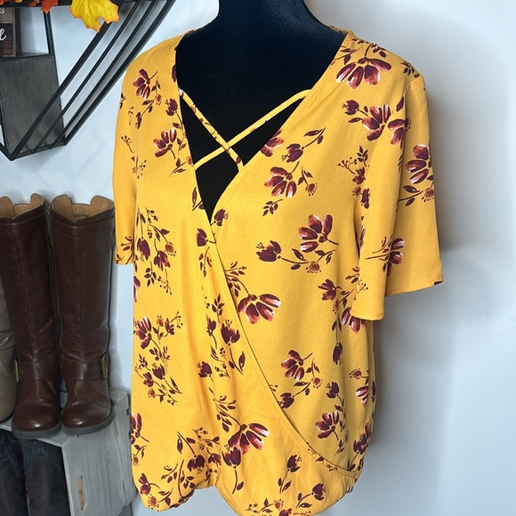 C.C Golden Yellow Flowy Floral Top w/ Crisscross - Size Large - Picture 7 of 12